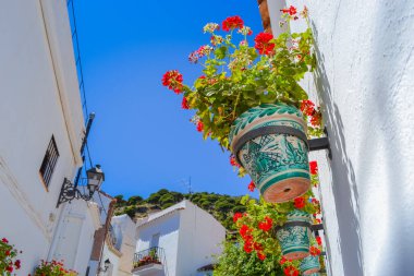Çiçek saksıları evlerin duvarlarına dekor olarak asılıydı. Endülüs 'ün ünlü dekoru..