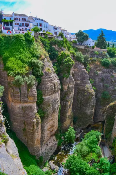 Kayalıklardaki eski şehir manzarası. Ronda, İspanya.