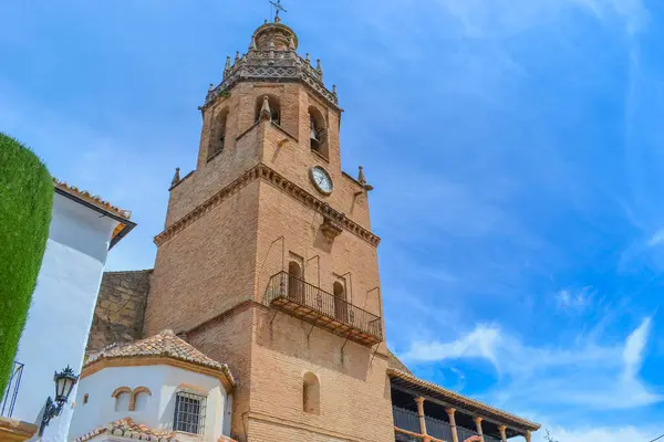 Ronda, İspanya, 25.05.2022: Ronda Eski Kasaba Casco Antiguo. Beyaz mimarisi, dar sokakları, beyaz binaları, balkonları olan eski bir kasaba..