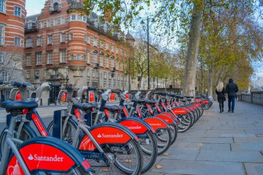 İngiltere, Londra: Thames seti üzerinde nehir boyunca seyahat etmek isteyenler için Santander bisikletleri