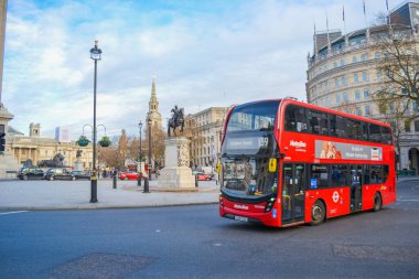 İngiltere, Londra: Trafalgar Meydanı 'ndan geçen kırmızı otobüs.