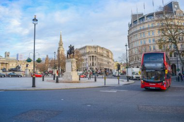 İngiltere, Londra: Trafalgar Meydanı 'ndan geçen kırmızı otobüs.