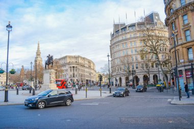 İngiltere, Londra: Trafalgar Meydanı 'ndan geçen kırmızı otobüs.