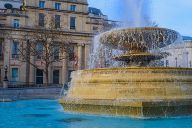 İngiltere, Londra, 11.12.2021: Trafalgar Meydanı. Peri heykelleri olan ünlü çeşmeden Ulusal Galeri 'ye bakın.