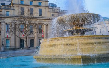 İngiltere, Londra, 11.12.2021: Trafalgar Meydanı. Peri heykelleri olan ünlü çeşmeden Ulusal Galeri 'ye bakın.
