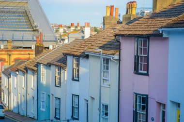 Brighton şehrinde bir sıra ev manzarası.