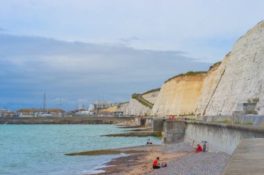 İngiltere, Brighton, 11.07.2021: Brighton yakınlarındaki kireçtaşı beyaz kayalıklar. Yedi Kız Kardeşe giden patika