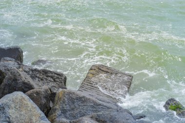 İngiltere, Brighton, 11.07.2021: Brighton yakınlarındaki kireçtaşı beyaz kayalıklar. Yedi Kız Kardeşe giden patika