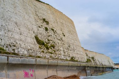 İngiltere, Brighton, 11.07.2021: Brighton yakınlarındaki kireçtaşı beyaz kayalıklar. Yedi Kız Kardeşe giden patika