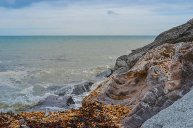 İngiltere, Brighton, 11.07.2021: Brighton yakınlarındaki kireçtaşı beyaz kayalıklar. Yedi Kız Kardeşe giden patika