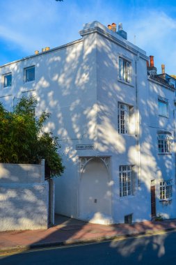 Brighton sokakları. Karlı beyaz evleri ve tepelerinde sessiz caddeleri olan özel bir sektör.