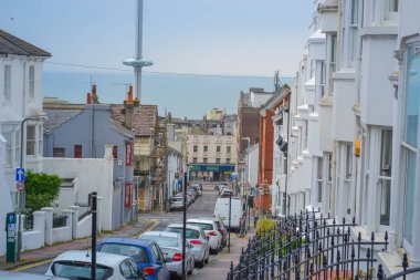 Brighton sokakları. Karlı beyaz evleri ve tepelerinde sessiz caddeleri olan özel bir sektör.