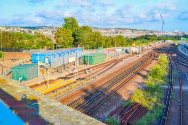 Brighton, İngiltere, 25.02.2023: Brighton 'un kenar mahallelerini demiryolu köprülerinden birinden görmek