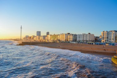 Brighton & Hove kıyı şeridi, denize bakan gökdelenler
