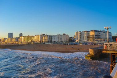 Brighton & Hove kıyı şeridi, denize bakan gökdelenler