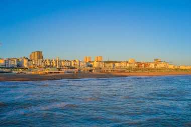 Brighton & Hove kıyı şeridi, denize bakan gökdelenler