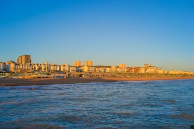 Brighton & Hove kıyı şeridi, denize bakan gökdelenler