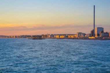 Brighton & Hove kıyı şeridi, denize bakan gökdelenler