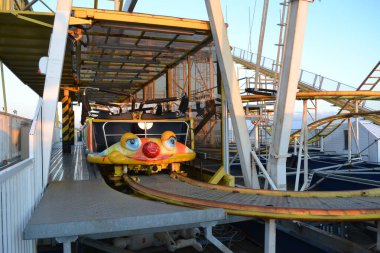 İngiltere, Brighjton, 01.10.2021: Rıhtımdaki lunaparktaki minyatür hız treni