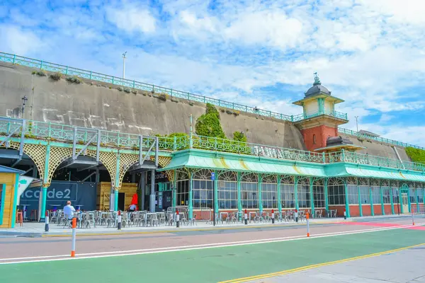 İngiltere, Brighton, 11.07.2021: Madeira Yürüyüşü ve dinlenme alanı. Tarihi gezinti alanının altındaki küçük kafe.