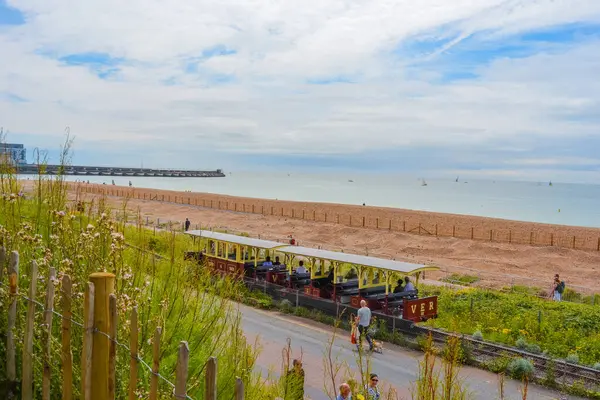 İngiltere, Brighton, 11.07.2024: Volk 's Railway, Brighton' daki en popüler yürüyüş plajı boyunca klasik tramvay