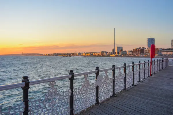 Brighton & Hove kıyı şeridi, denize bakan gökdelenler
