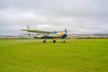 İngiltere, Salisbury: GoSkydiving 'den küçük bir uçak insanların paraşütle atlamak için inmelerini bekliyor