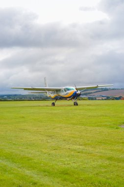 İngiltere, Salisbury: GoSkydiving 'den küçük bir uçak insanların paraşütle atlamak için inmelerini bekliyor