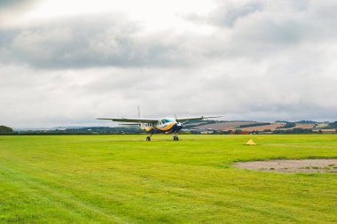 İngiltere, Salisbury: GoSkydiving 'den küçük bir uçak insanların paraşütle atlamak için inmelerini bekliyor