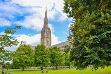 Salisbury Katedrali. İngiltere 'nin en yüksek kulesi ve en iyi korunmuş Magna Carta' sına sahip bu canlı katedral kilisesi, Tanrı 'nın ihtişamıyla inşa edildi. Stonehenge' e sadece 8 mil uzaklıkta.