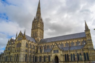 Salisbury Katedrali. İngiltere 'nin en yüksek kulesi ve en iyi korunmuş Magna Carta' sına sahip bu canlı katedral kilisesi, Tanrı 'nın ihtişamıyla inşa edildi. Stonehenge' e sadece 8 mil uzaklıkta.