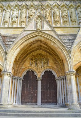 Salisbury Katedrali. İngiltere 'nin en yüksek kulesi ve en iyi korunmuş Magna Carta' sına sahip bu canlı katedral kilisesi, Tanrı 'nın ihtişamıyla inşa edildi. Stonehenge' e sadece 8 mil uzaklıkta.