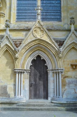 Salisbury Katedrali. İngiltere 'nin en yüksek kulesi ve en iyi korunmuş Magna Carta' sına sahip bu canlı katedral kilisesi, Tanrı 'nın ihtişamıyla inşa edildi. Stonehenge' e sadece 8 mil uzaklıkta.