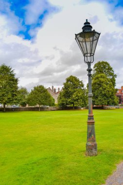Salisbury Katedrali. İngiltere 'nin en yüksek kulesi ve en iyi korunmuş Magna Carta' sına sahip bu canlı katedral kilisesi, Tanrı 'nın ihtişamıyla inşa edildi. Stonehenge' e sadece 8 mil uzaklıkta.