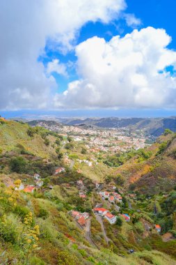 Aslen Gran Canaria adasının dağları bir yanardağdır ve bu volkan etkinliğinin bir sonucu olarak oluşmuştur.
