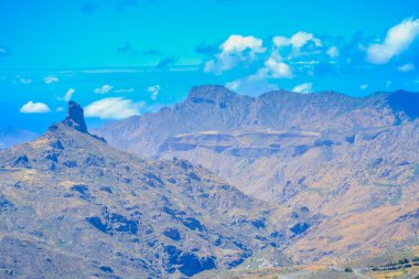 Aslen Gran Canaria adasının dağları bir yanardağdır ve bu volkan etkinliğinin bir sonucu olarak oluşmuştur.