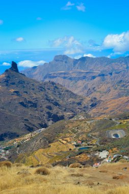 Aslen Gran Canaria adasının dağları bir yanardağdır ve bu volkan etkinliğinin bir sonucu olarak oluşmuştur.