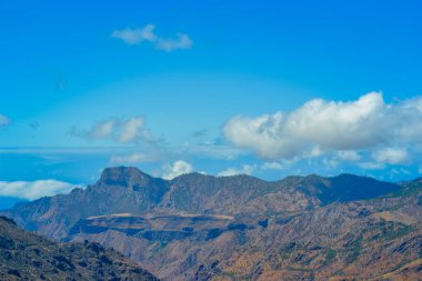 Aslen Gran Canaria adasının dağları bir yanardağdır ve bu volkan etkinliğinin bir sonucu olarak oluşmuştur.