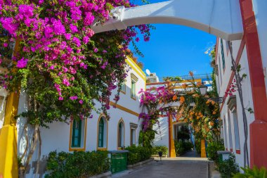 İspanya, Gran Canaria: Popüler bir turizm merkezinin (Mogan) sokakları 