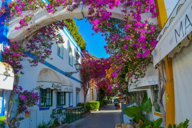 İspanya, Gran Canaria: Popüler bir turizm merkezinin (Mogan) sokakları 