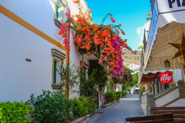 İspanya, Gran Canaria: Popüler bir turizm merkezinin (Mogan) sokakları 