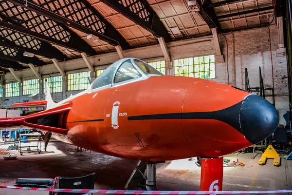 İngiltere, Salisbury: Savaş jetleri ve diğer tarihi uçak ve ekipmanlar etkileşimli ortamları davet etmede sergileniyorlar 