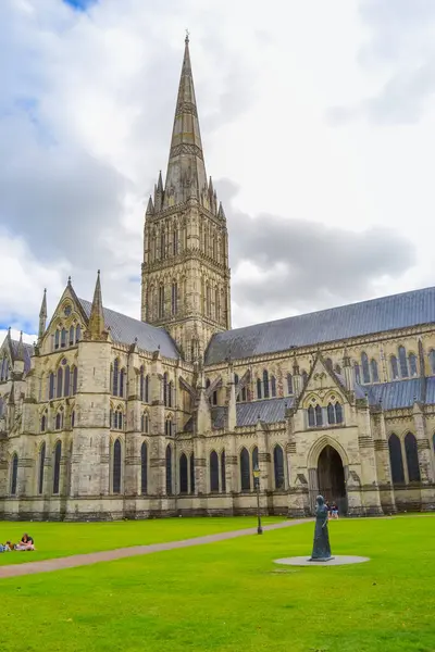 Salisbury Katedrali. İngiltere 'nin en yüksek kulesi ve en iyi korunmuş Magna Carta' sına sahip bu canlı katedral kilisesi, Tanrı 'nın ihtişamıyla inşa edildi. Stonehenge' e sadece 8 mil uzaklıkta.