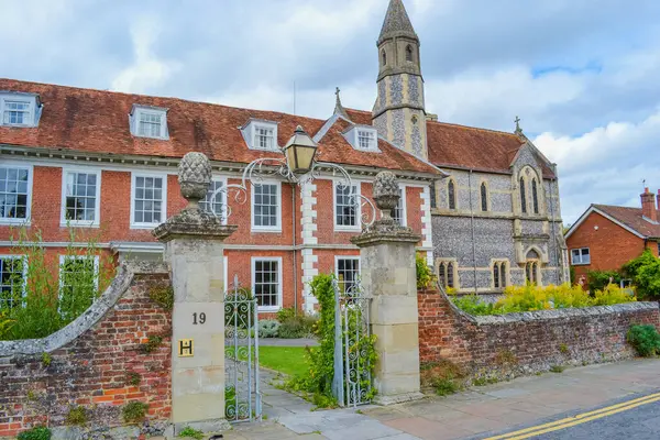 İngiltere, Salisbury: Ortaçağ mimarisi ve modern alışveriş caddeleriyle şehir merkezi