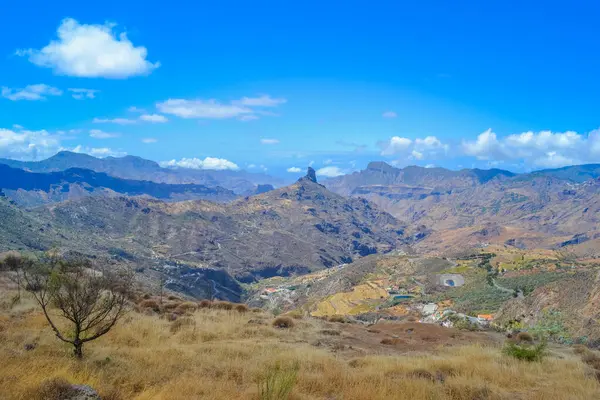 Aslen Gran Canaria adasının dağları bir yanardağdır ve bu volkan etkinliğinin bir sonucu olarak oluşmuştur.