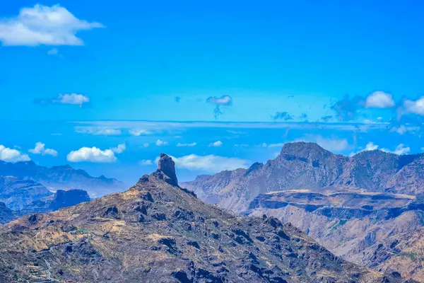 Aslen Gran Canaria adasının dağları bir yanardağdır ve bu volkan etkinliğinin bir sonucu olarak oluşmuştur.
