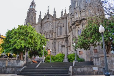 İspanya, Las Palmas: San Juan Bautista Kilisesi veya Arucas Kilisesi, Kanarya Adaları 'nın Gran Kanarya Adaları' ndaki eski Arucas kasabasında bulunan bir katolik tapınağıdır.