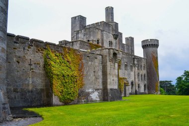 Penrhyn Şatosu, Llandygai, Bangor, Gwynedd, Kuzey Galler 'de Norman kalesi tarzında yapılmış bir kır evi.. 
