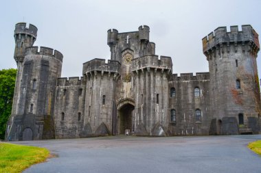 Penrhyn Kalesi, Galler 'de bir neo-Norman fantezi şatosu.