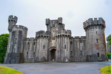 Penrhyn Kalesi, Galler 'de bir neo-Norman fantezi şatosu.
